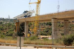 un nuevo puente para ferrocarril transporte es siendo construido. foto