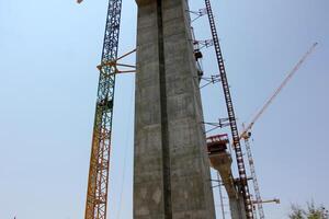 un nuevo puente para ferrocarril transporte es siendo construido. foto