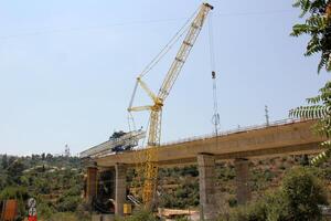 un nuevo puente para ferrocarril transporte es siendo construido. foto