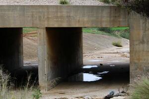 el puente estaba construido terminado un garganta y un agua obstáculo. foto