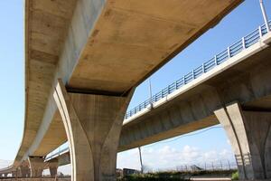 el puente estaba construido terminado un garganta y un agua obstáculo. foto