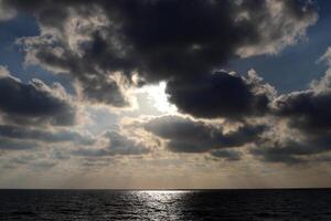 lluvia nubes en el cielo terminado el Mediterráneo mar. foto