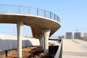 el puente estaba construido terminado un garganta y un agua obstáculo. foto