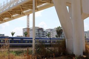 el puente estaba construido terminado un garganta y un agua obstáculo. foto