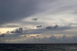 lluvia nubes en el cielo terminado el Mediterráneo mar. foto