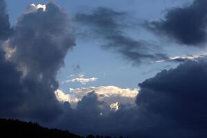 lluvia nubes en el cielo terminado el Mediterráneo mar. foto