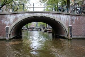 el puente estaba construido terminado un garganta y un agua obstáculo. foto