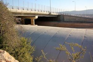 el puente estaba construido terminado un garganta y un agua obstáculo. foto