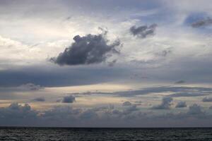 lluvia nubes en el cielo terminado el Mediterráneo mar. foto