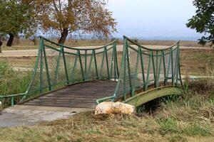 el puente estaba construido terminado un garganta y un agua obstáculo. foto