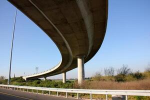 el puente estaba construido terminado un garganta y un agua obstáculo. foto