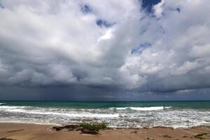 lluvia nubes en el cielo terminado el Mediterráneo mar. foto