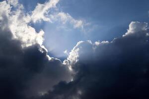 lluvia nubes en el cielo terminado el Mediterráneo mar. foto