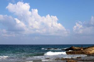 lluvia nubes en el cielo terminado el Mediterráneo mar. foto