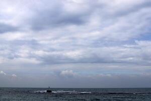 lluvia nubes en el cielo terminado el Mediterráneo mar. foto