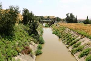 el puente estaba construido terminado un garganta y un agua obstáculo. foto