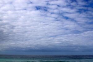 lluvia nubes en el cielo terminado el Mediterráneo mar. foto