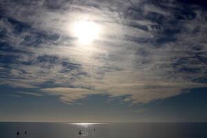 lluvia nubes en el cielo terminado el Mediterráneo mar. foto