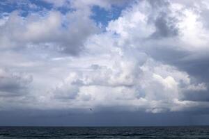 lluvia nubes en el cielo terminado el Mediterráneo mar. foto