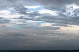 lluvia nubes en el cielo terminado el Mediterráneo mar. foto