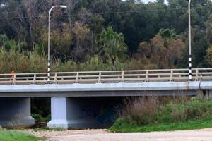 el puente estaba construido terminado un garganta y un agua obstáculo. foto