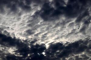 lluvia nubes en el cielo terminado el Mediterráneo mar. foto