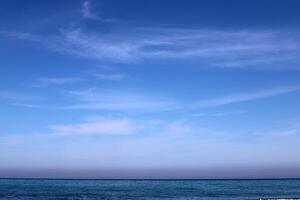 lluvia nubes en el cielo terminado el Mediterráneo mar. foto