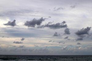 lluvia nubes en el cielo terminado el Mediterráneo mar. foto