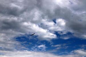 lluvia nubes en el cielo terminado el Mediterráneo mar. foto