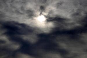 lluvia nubes en el cielo terminado el Mediterráneo mar. foto