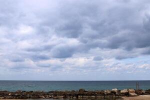 lluvia nubes en el cielo terminado el Mediterráneo mar. foto
