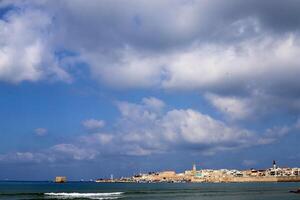 lluvia nubes en el cielo terminado el Mediterráneo mar. foto