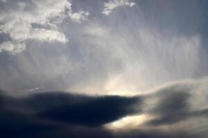 lluvia nubes en el cielo terminado el Mediterráneo mar. foto