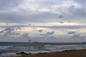 lluvia nubes en el cielo terminado el Mediterráneo mar. foto