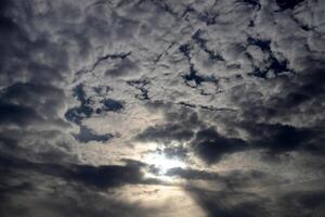 lluvia nubes en el cielo terminado el Mediterráneo mar. foto