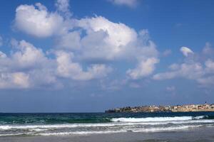 lluvia nubes en el cielo terminado el Mediterráneo mar. foto