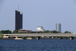 25 07 2023 riga letonia riga, el capital de letonia, es situado en el bancos de el daugava río a sus confluencia con el Golfo de riga. foto