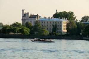 25 07 2023 riga letonia riga, el capital de letonia, es situado en el bancos de el daugava río a sus confluencia con el Golfo de riga. foto