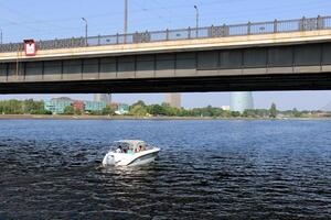 25 07 2023 riga letonia riga, el capital de letonia, es situado en el bancos de el daugava río a sus confluencia con el Golfo de riga. foto