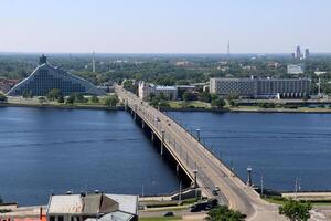 25 07 2023 riga letonia riga, el capital de letonia, es situado en el bancos de el daugava río a sus confluencia con el Golfo de riga. foto