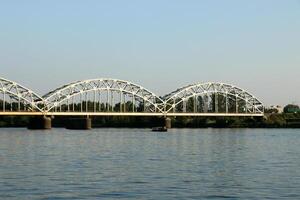 25 07 2023 riga letonia riga, el capital de letonia, es situado en el bancos de el daugava río a sus confluencia con el Golfo de riga. foto