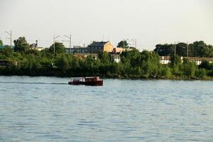 25 07 2023 riga letonia riga, el capital de letonia, es situado en el bancos de el daugava río a sus confluencia con el Golfo de riga. foto