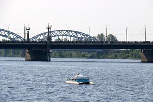 25 07 2023 riga letonia riga, el capital de letonia, es situado en el bancos de el daugava río a sus confluencia con el Golfo de riga. foto