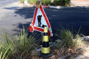 la carretera señales y direccional señales en carreteras en Israel. foto