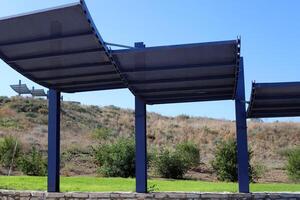 pabellón para proteccion desde el caliente Dom en un ciudad parque. foto