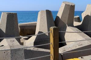 piedras y conchas en el apuntalar de el Mediterráneo mar. foto