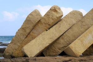 piedras y conchas en el apuntalar de el Mediterráneo mar. foto