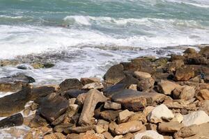 piedras y conchas en el apuntalar de el Mediterráneo mar. foto