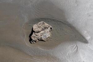 piedras y conchas en el apuntalar de el Mediterráneo mar. foto