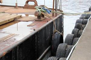 un muelle en el apuntalar para amarradero barcos y yates foto